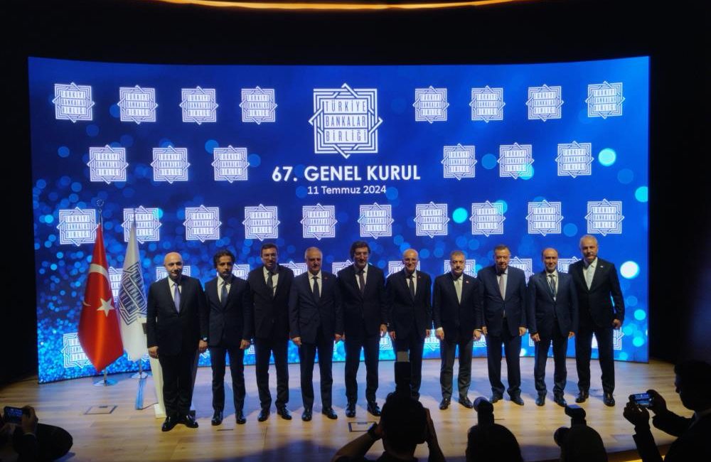 Bakan Şimşek: “En önemli konu kayıt dışılıkla mücadele, amacımız vergilendirilmemiş alan bırakmamaktır” Türkiye Bankalar Birliği’nin (TBB) 67’inci Olağan Genel Kurul Toplantısı’na katılan