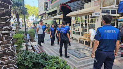 Bandırma’da zabıta ve emniyet ekipleri, kaldırım işgallerine müdahale ederek kurallara