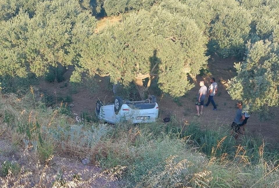 Erdek’te yoldan çıkan araç şarampole uçtu Erdek’te meydana gelen tek taraflı trafik kazasında, şarampole uçarak takla