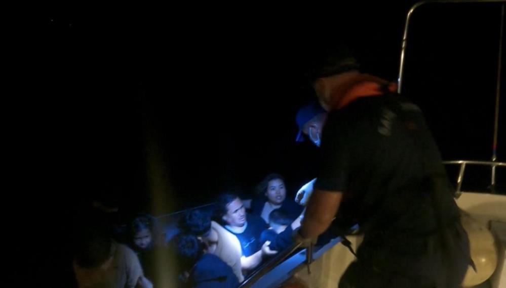 Ayvalık’ta Sahil Güvenlik Türk karasularına itilen 14 düzensiz göçmen ve 13 çocuğu kurtardı Ayvalık’ta, yasa dışı yollarla Yunanistan’ın Midilli Adası’na gitmek isterken Ege