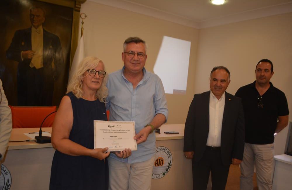 Kadın çiftçilere zeytin eğitimi Ayvalık’ta , sayıları her geçen gün azalan kadın çiftçilere sektörel