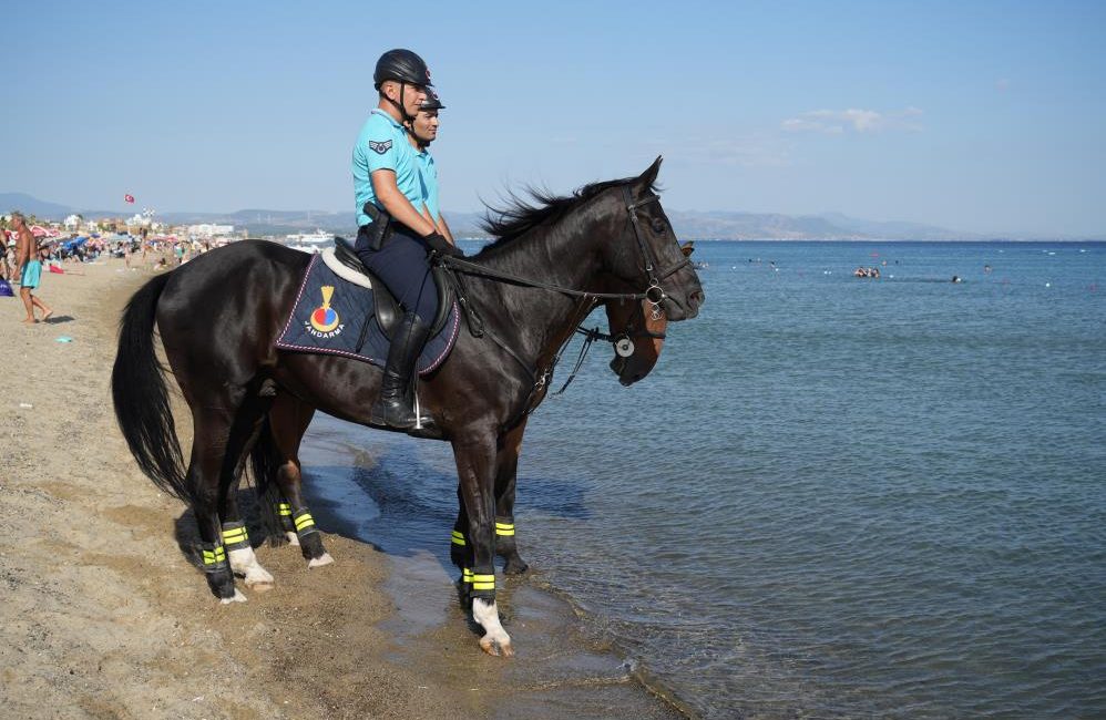 Atlı jandarmalar, plajların güvenliğini sağlayacak Ayvalık’ta dünyaca bilinen Sarımsaklı Plajlarında, atlı jandarma birliği göreve başladı.
