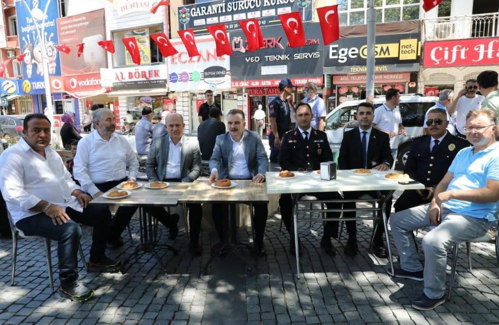 Edremit’te 15 Temmuz konulu fotoğraf sergisi açıldı Edremit’te 15 Temmuz Demokrasi ve Milli Birlik Günü nedeniyle fotoğraf