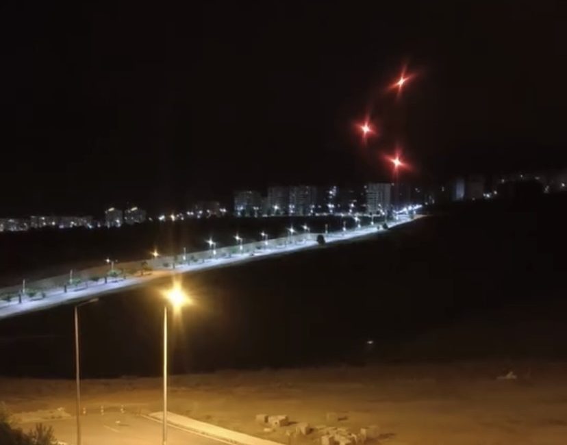Elazığ’da gökyüzünde ortaya çıkan ışıklar merak uyandırdı Elazığ’da gökyüzünde beliren ışıklar merak uyandırdı. Elazığ’ın çeşitli noktalarında gece