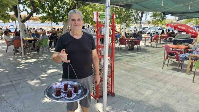 Tatlısu Mahallesi&rsquo;nde baba-oğul, 35 yıllık bir geleneği yaşatmaya devam ediyor.