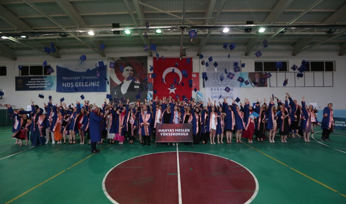 Manyas Meslek Yüksekokulu öğrencileri için düzenlenen mezuniyet göreni coşkuyla kutlandı.