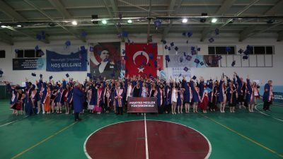 Manyas Meslek Yüksekokulu öğrencileri için düzenlenen mezuniyet göreni coşkuyla kutlandı.