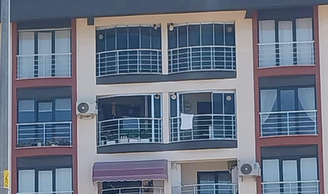 Erdek’te 5’inci kattan düşen çocuk hayatını kaybetti Erdek’te 5’inci kattan düşen 12 yaşındaki çocuk, yapılan tüm müdahalelere
