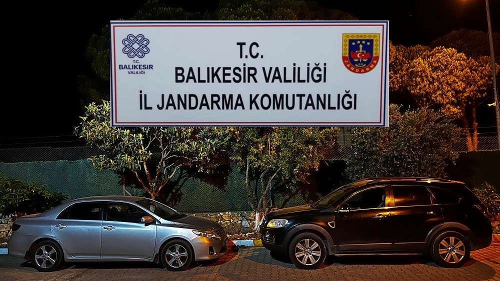 Jandarmadan Balıkesir’de göçmen kaçakçılığı operasyonu Edremit’te jandarma tarafından yapılan çalışmada 12 düzensiz göçmen ve 2