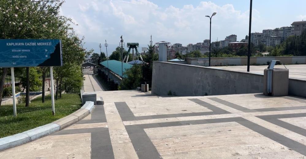 Sürücüler dikkat…Bursa’da navigasyonu karıştıran merdivenden uçuyor Bursa’nın Yıldırım ilçesinde bir otomobil sürücüsü navigasyonda araç yolunu seçeceğine