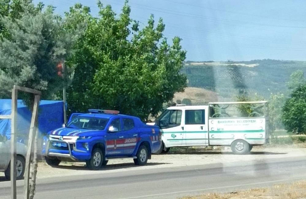 Bandırma-Karacabey Karayolu kenarında bulunan cesedin kimliği tespit edildi Bandırma-Karacabey Karayolu kenarında Haziran ayında bulunan erkek cesedinin kimliği belirlendi.