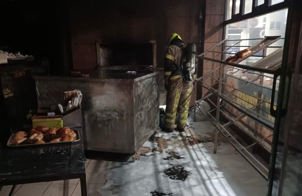 Bandırma’da simit fırınında yangın Bandırma’da bir simit fırınında çıkan yangın itfaiye ekiplerinin hızlı müdahalesi