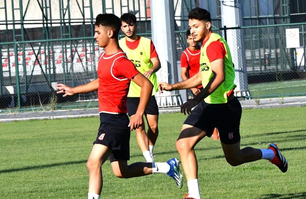 Balıkesirspor, Ahmet Gülay ve Hüseyin Altıntaş ile sözleşme imzaladı TFF. 3. Lig takımlarından Balıkesirspor, dış transferde sol bek Ahmet