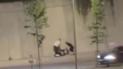 Başakşehir’de gece saatlerinde iki kişi kaldırıma oturmuş olan bir kadını