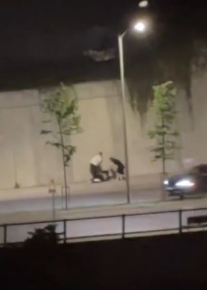 Kaldırımda oturan kadını saçından tutarak sürüklemeye çalıştılar, yanlarına gelenleri kovaladılar Başakşehir’de gece saatlerinde iki kişi kaldırıma oturmuş olan bir kadını