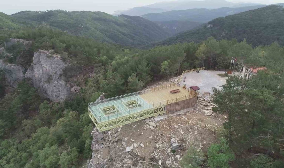 Kazdağları’nda aşırı sıcaklar nedeniyle camı çatlayan Şahinderesi Cam Seyir Terası ziyarete kapatıldı Edremit’te Kazdağı Milli Parkı içinde bulunan Şahinderesi Cam Seyir Terası’nda