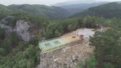 Edremit’te Kazdağı Milli Parkı içinde bulunan Şahinderesi Cam Seyir Terası’nda