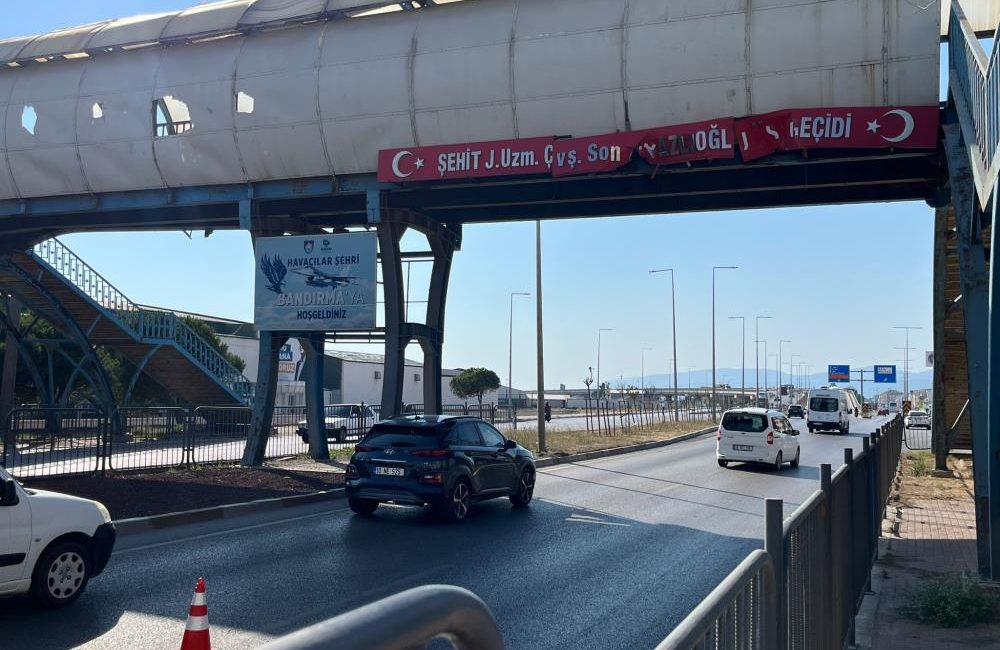 Bandırma’da 13 gün arayla aynı üst geçide ikinci kez tır dorsesi çarptı Bandırma’da seyir halindeyken dorsesi açılan tır üst geçide çarptı. Aynı