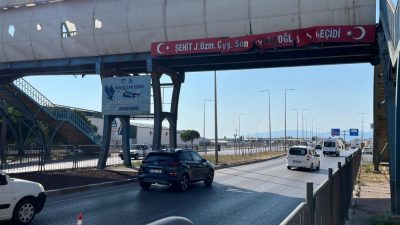 Bandırma’da seyir halindeyken dorsesi açılan tır üst geçide çarptı. Aynı