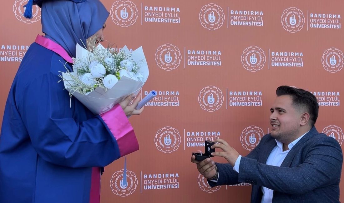 Mezuniyette evlenme teklifi yaptı Bandırma Onyedi Eylül Üniversitesi’nin mezuniyet töreninde unutulmaz bir an yaşandı.