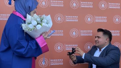 Bandırma Onyedi Eylül Üniversitesi’nin mezuniyet töreninde unutulmaz bir an yaşandı.