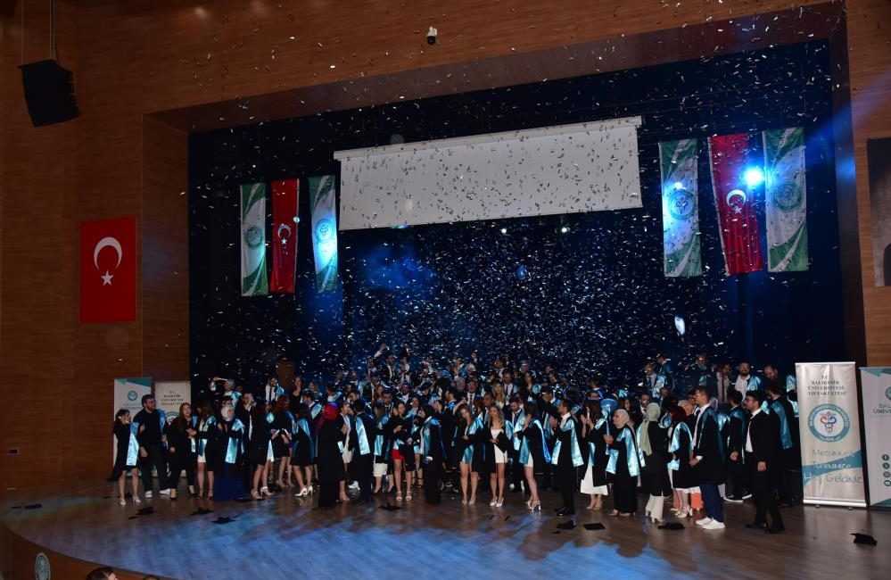 Balıkesir’de 107 doktor kep atarak mezun oldu Balıkesir Üniversitesi Tıp Fakültesinden 2023-2024 eğitim-öğretim yılında mezun olan 107