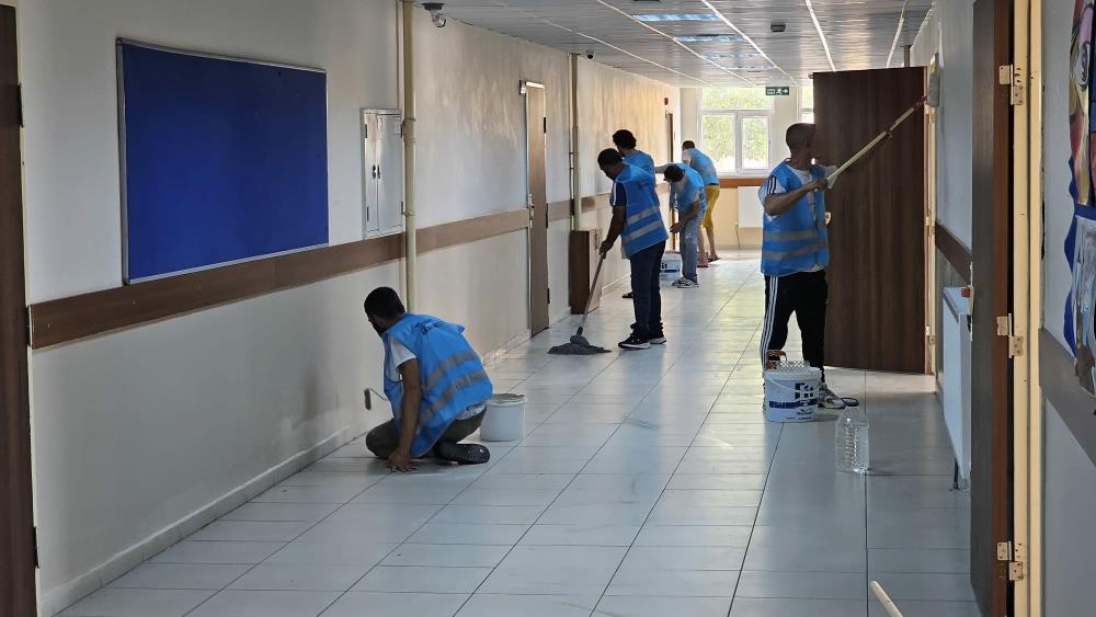 Bandırma’da yükümlüler eğitim için çalışıyor, okulları boyuyor ve temizliyor Bandırma İlçe Milli Eğitim Müdürlüğüyle iş birliği halinde, kamu yararına