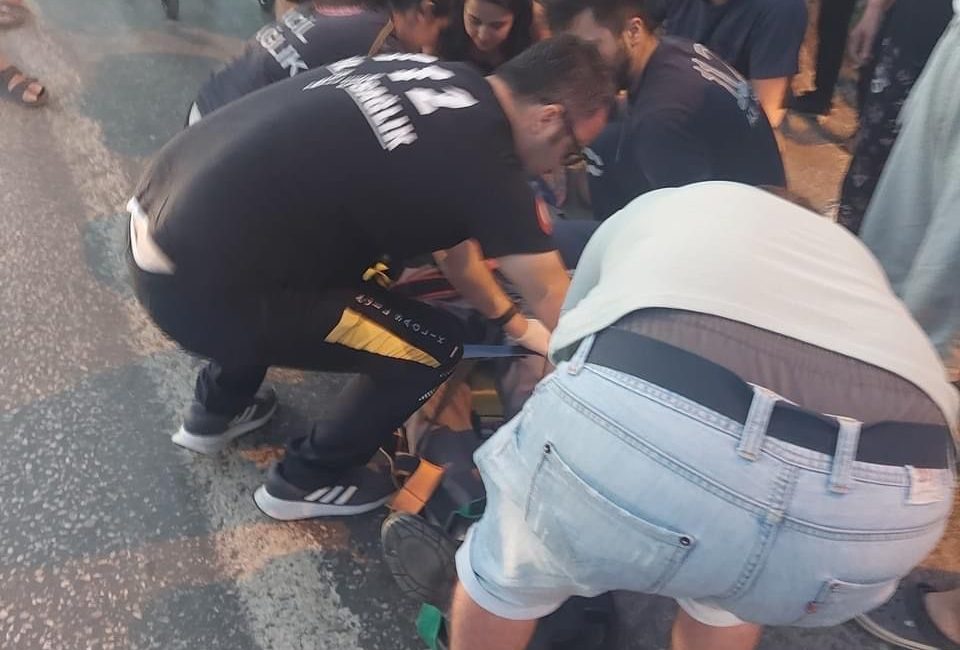 Scooter’ın çarptığı 80 yaşındaki adam yaralandı Erdek'te kazada, scooter kullanan A.Y. (15), yaya geçidinden geçen yayaya