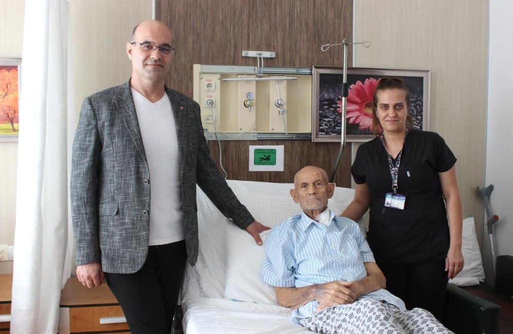 Balıkesir Üniversite Hastanesinde yemek borusunda oluşan cepleşme nedeni ile yutma