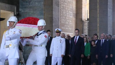 Balıkesir Büyükşehir Belediye Başkanı Ahmet Akın ve beraberindeki heyet Anıtkabir’i