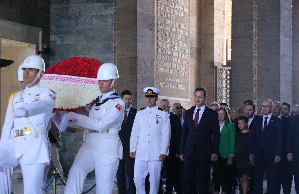 Balıkesir Büyükşehir Belediye Başkanı Akın Anıtkabir’i ziyaret etti Balıkesir Büyükşehir Belediye Başkanı Ahmet Akın ve beraberindeki heyet Anıtkabir’i