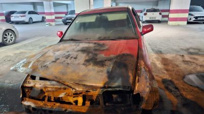 Bandırmaspor’a ait ve yıkım kararı bulunan katlı otoparkta bir otomobil