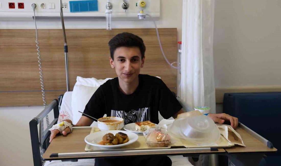10 yıl sonra ilk isteği dürüm yemek oldu Milyonda bir görülen ‘Akalazya’ hastalığı nedeniyle 10 yıldır yeme ve
