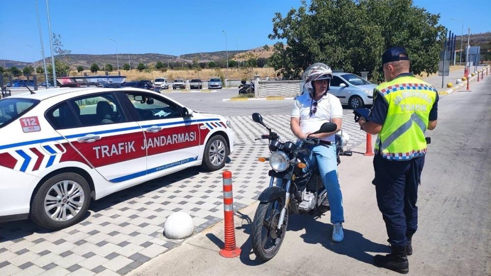 Balıkesir’de jandarmadan trafik denetimi: 16 araç trafikten men Balıkesir İl Jandarma Komutanlığı trafik ekipleri, kırsal mahallelerde emniyet kemeri