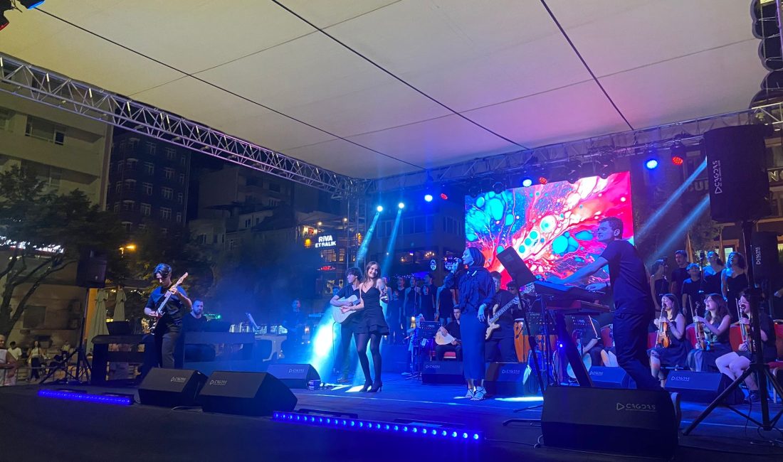 Bandırma’da yoğun katılımla gerçekleşen “Eğlence MOD10” konserinde vatandaşlar seslendirilen şarkılara
