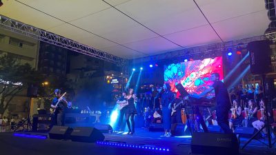 Bandırma’da yoğun katılımla gerçekleşen “Eğlence MOD10” konserinde vatandaşlar seslendirilen şarkılara