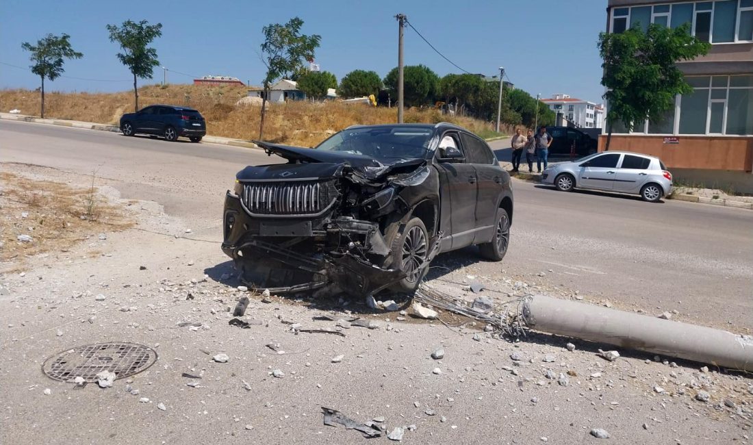 Motosikletle çarpışan Togg kullanılmaz hale geldi Bandırma’da motosikletle çarpışan Togg, kullanılmaz hale geldi. Togg ve motosiklet