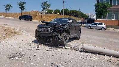 Bandırma’da motosikletle çarpışan Togg, kullanılmaz hale geldi. Togg ve motosiklet