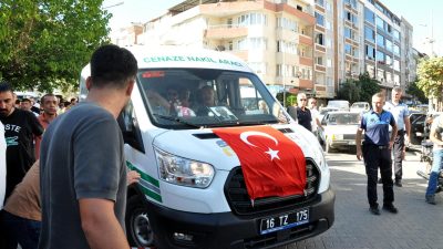 Karacabey Belediye Başkan Yardımcısı Turhan Uzun, katıldığı halı saha maçında