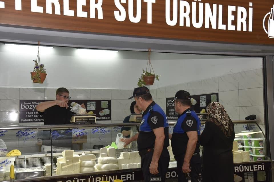 Dursunbey pazarında kapsamlı denetim Dursunbey’de vatandaşların güvenle alışveriş yapabilmeleri için belediyeye bağlı Zabıta Müdürlüğü