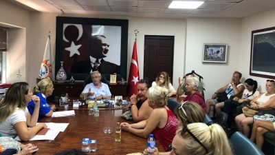 Erdek Belediye Başkanı Burhan Karışık, hayvanseverler ile bir araya gelerek