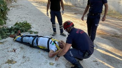 Karesi’de mezarlık yanında bulunan dereden incir toplarken, beton zemine düşen