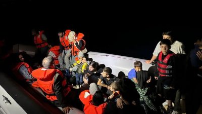 Ayvalık’ta düzensiz yollardan Yunanistan’a gitmek isteyen ve tehlike atlatan 27’si