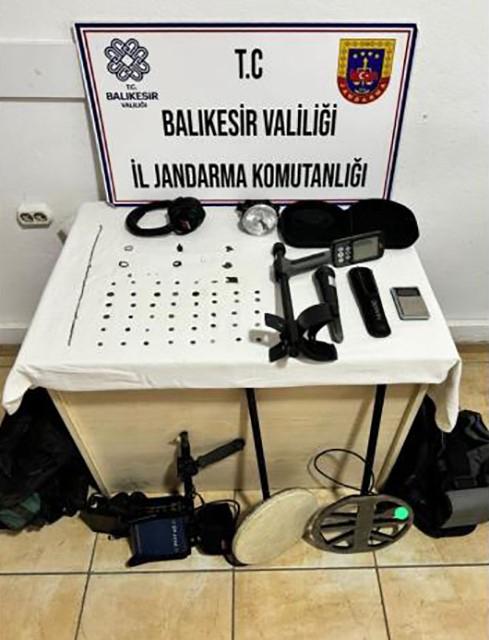 Edremit ve Gönen’de kaçak kazı operasyonu Edremit ve Gönen’de düzenlenen kaçak kazı operasyonunda 7 kişi yakalanırken