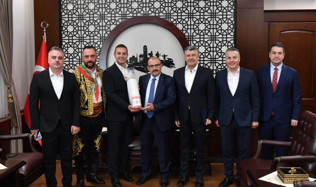 Kurtdereli Güreşleri’ne, kırmızı dipli mumlar ile davetler başladı Bu yıl 64’üncüsü düzenlenecek olan Geleneksel Kurtdereli Mehmet Pehlivan Yağlı
