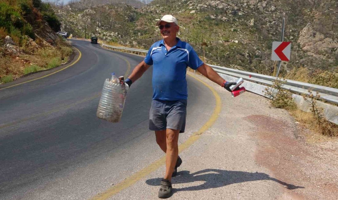 44 yıldır gönüllü olarak çevreyi temizliyor Muğla’nın Marmaris ilçesinde, 44 yıldır gönüllü olarak çevre temizliği yapan