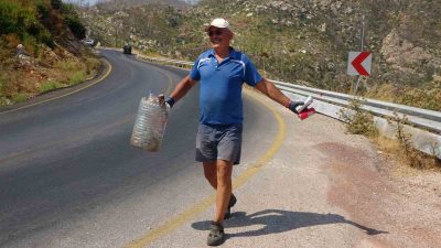 Muğla’nın Marmaris ilçesinde, 44 yıldır gönüllü olarak çevre temizliği yapan