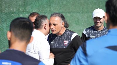 Bandırmaspor Tesisleri’nde Teknik Direktör Mustafa Gürsel ve futbolcular ile bir