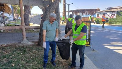 Erdek Belediyesi’nin yaptığı temizlik çalışmalarına eşlik eden çevreye duyarlı vatandaşlar