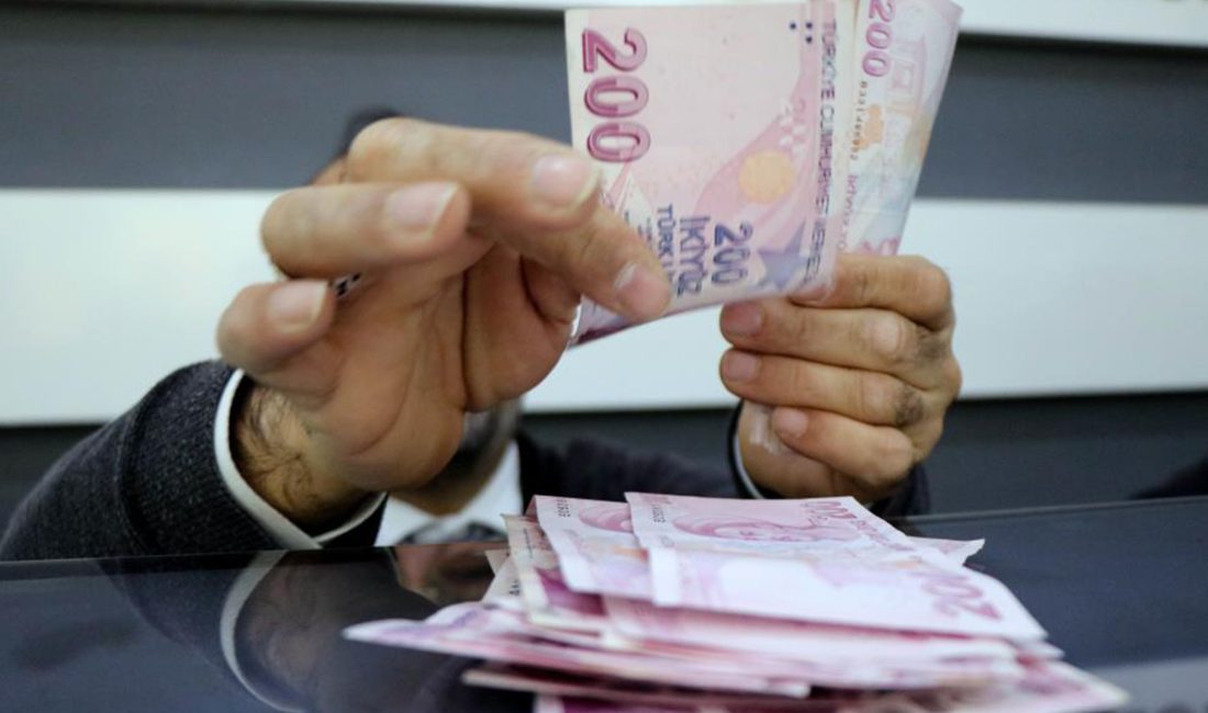 En düşük emekli aylığının fark ödemesi hesaplara yatmaya başladı En düşük emekli aylığının 12 bin 500 liraya yükseltilmesi kapsamındaki